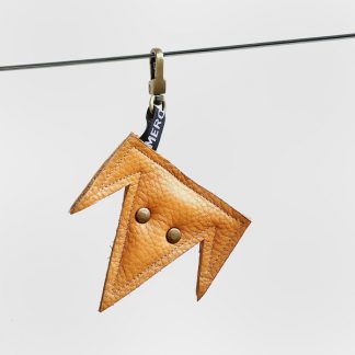 Minimalist Schlüsselanhänger Windspiel in beige.