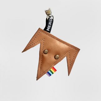 Minimalist Schlüsselanhänger Windspiel in beige mit Regenbogenflagge.