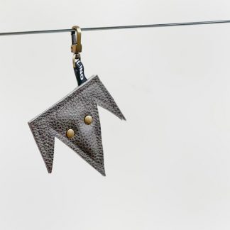 Minimalist Schlüsselanhänger Windspiel in dunkelrau.