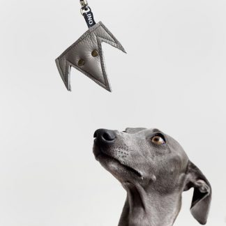 Minimalist Schlüsselanhänger Windspiel in grau im VErgleih mit Windspiel.