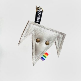 Minimalist Schlüsselanhänger Windspiel in grau mit Regenbogenflagge.