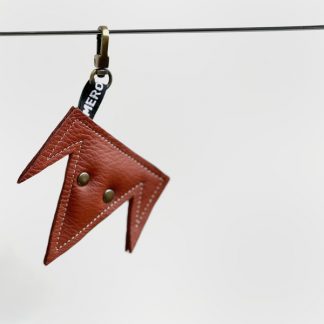 Minimalist Schlüsselanhänger Windspiel in rotbraun.