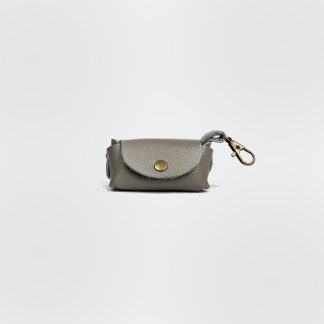 Kotbeutelspender in hellgrau aus Leder mit Öffnung für Kottüten.