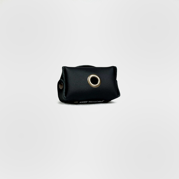 Kotbeutelspender in schwarz aus Leder mit Öffnung für Kottüten.