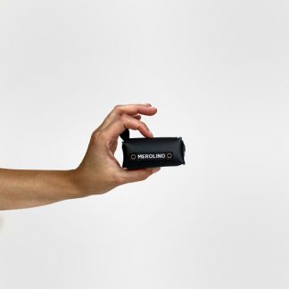 Kotbeutelspender in schwarz aus Leder mit Öffnung für Kottüten.