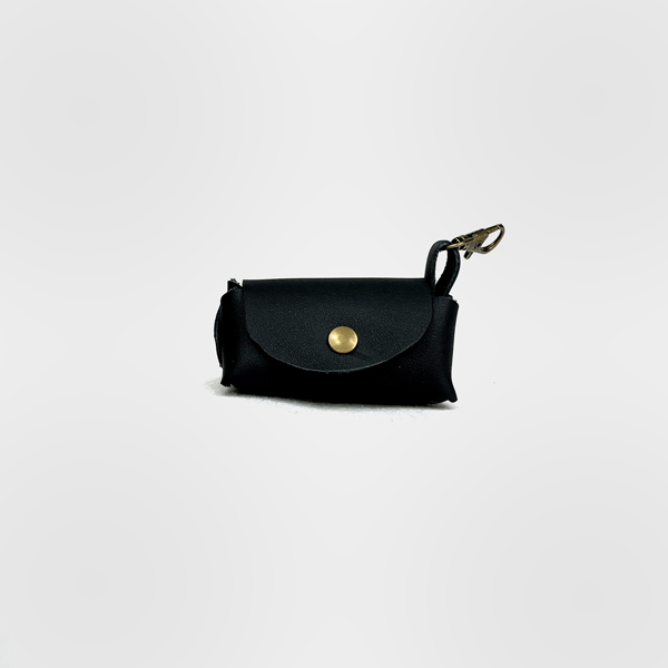 Kotbeutelspender in schwarz aus Leder mit Öffnung für Kottüten.