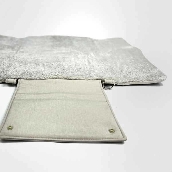 Transportdecke auseinander geklappt für Hunde in der Farbe beige.