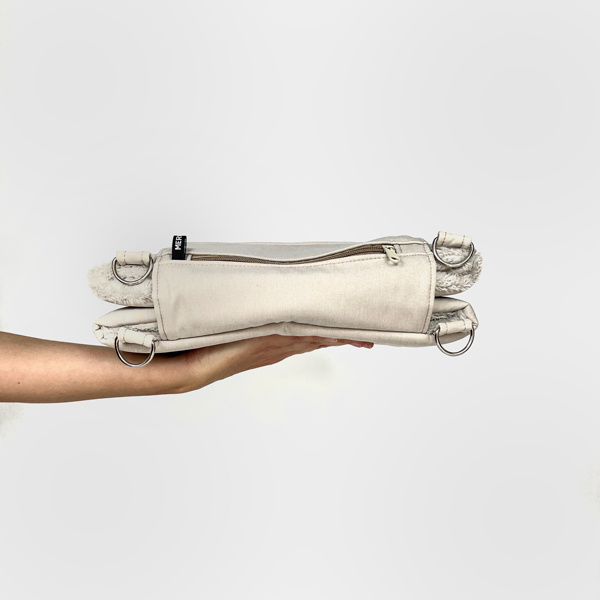 Transportdecke zusammengefaltet für Hunde in der Farbe beige.