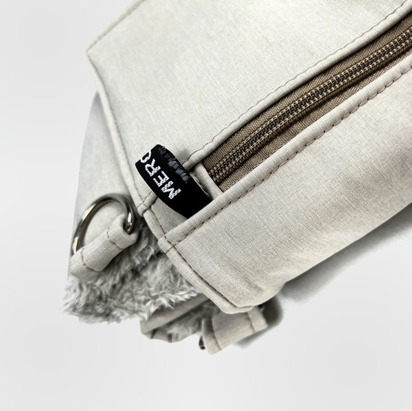 Transportdecke zusammengefaltet für Hunde in der Farbe beige.