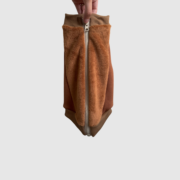 Weste easy in camel mit Reißverschluss.